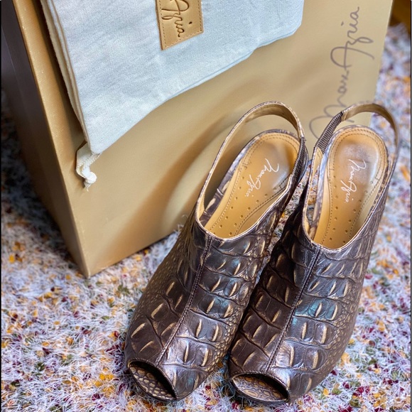 MaxAzria Brown Croc Slingbacks - Picture 2 of 5